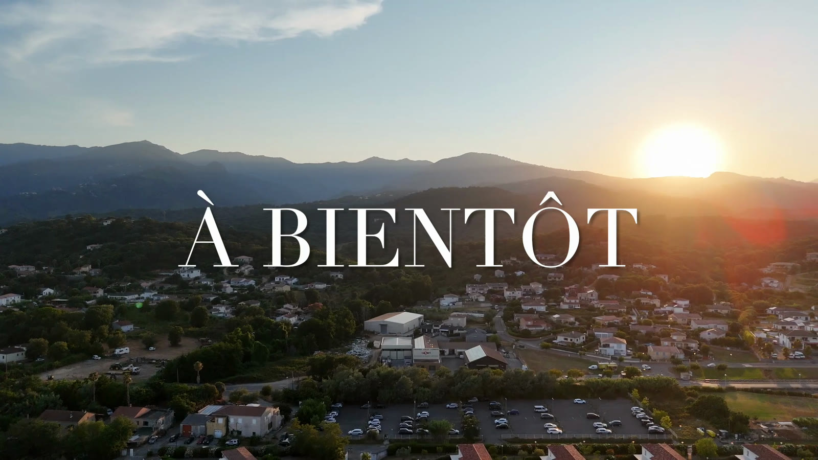 « À bientôt » — le soleil se couche sur les montagnes corses
