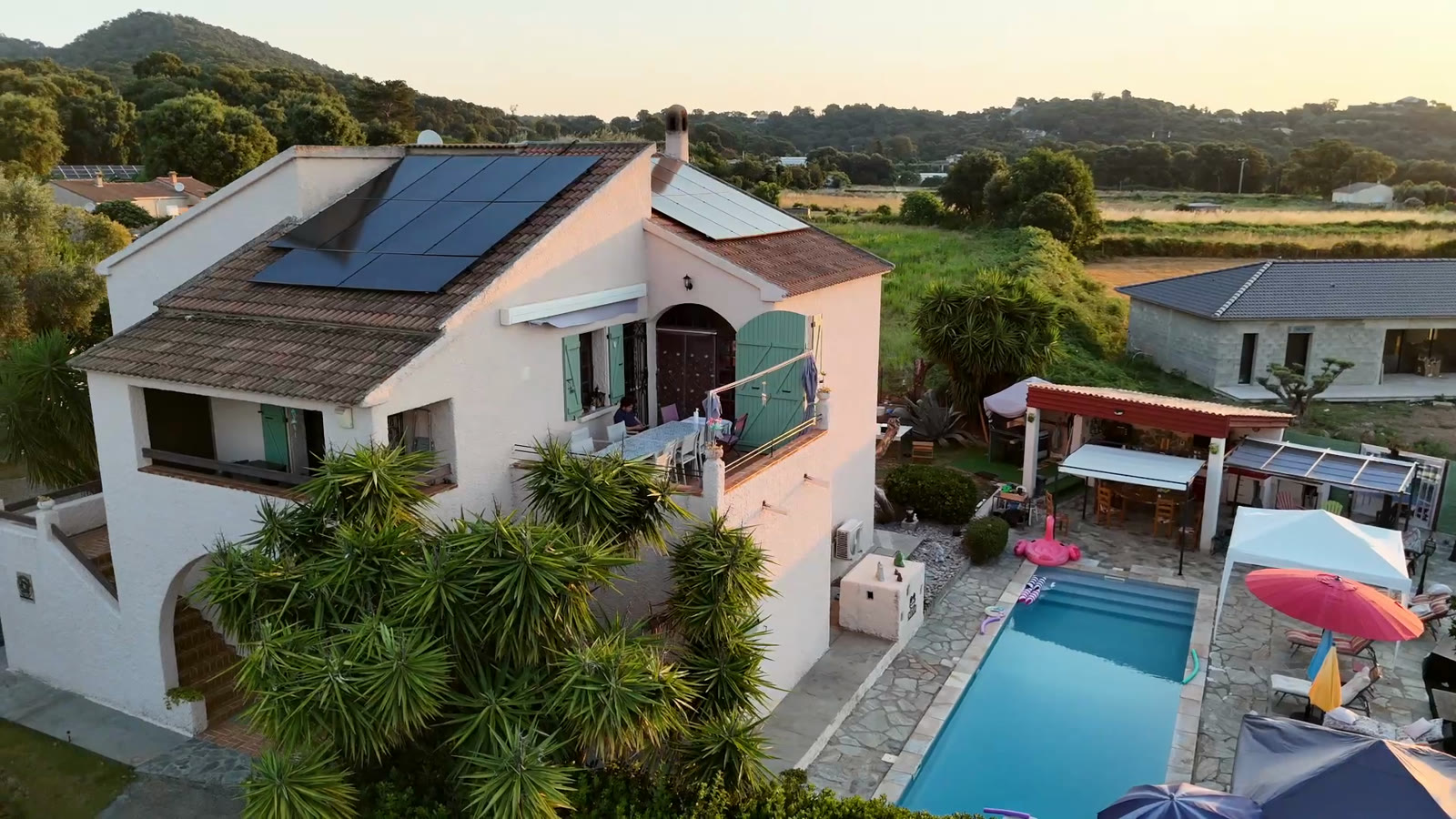 La maison et la piscine de La Petite Grenouille au soir, vues du ciel