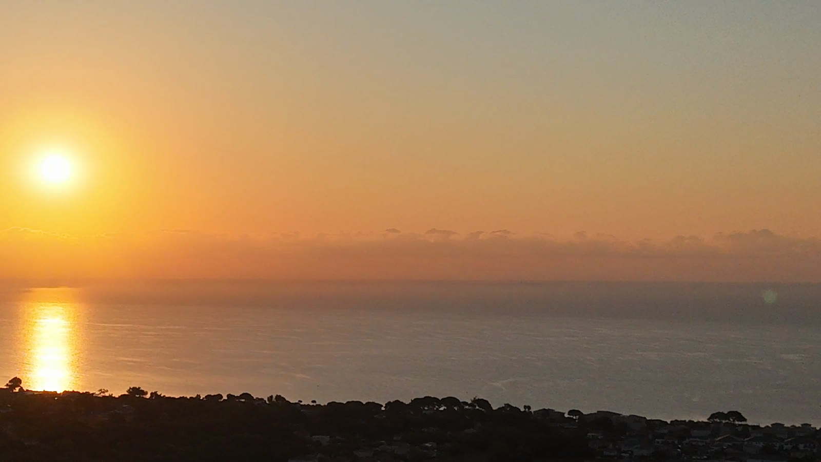 Le soleil se lève sur la Méditerranée, vu du ciel au-dessus de la Costa Verde