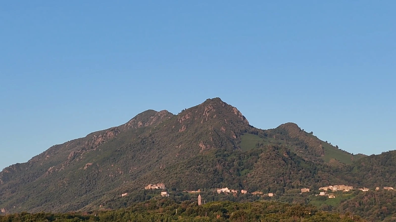 La montagne corse au-dessus de la Costa Verde