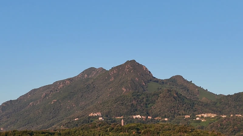 Panorama sur la montagne corse