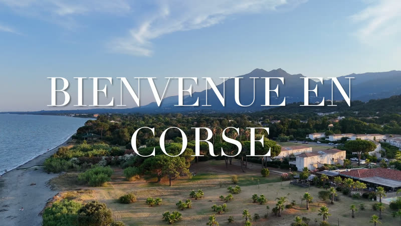 « Bienvenue en Corse » — la côte vue du ciel